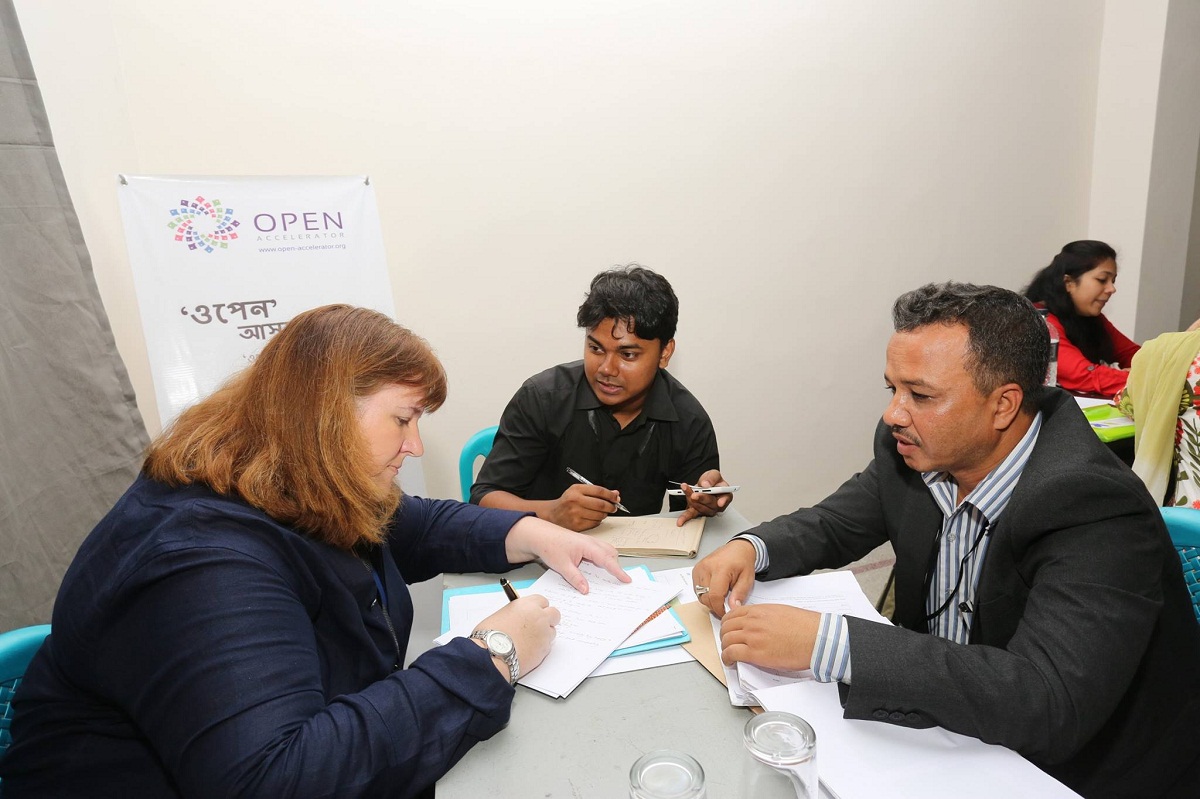 Samantha of Hathay Bunano coaching Entrepreneurs at Open Dhaka Meetup