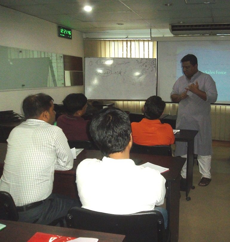 Mr. Kamrul teaching at Sales and Marketing Management Training course at Bdjobs Training in Dhaka | Photo by Bdjobs Training