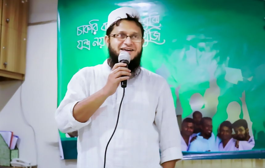 Mahmudul Hasan Sohag speaking at a OnnoRokom event 