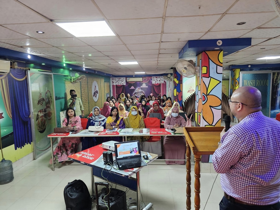 BeshiDeshi Founder Mr. Zeeshan speaking with artisans 