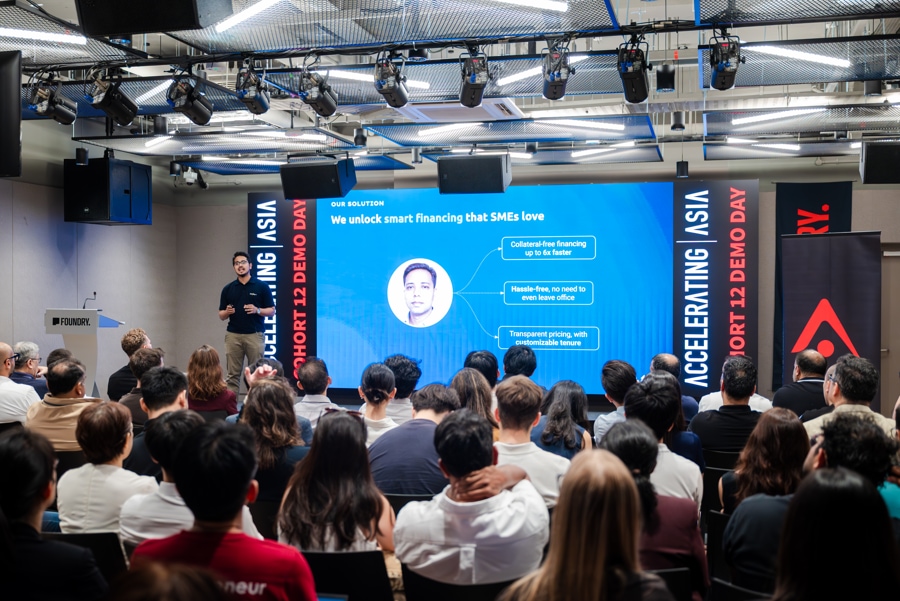 Biniyog.io co-founder Shabab presenting at an Accelerating Asia event