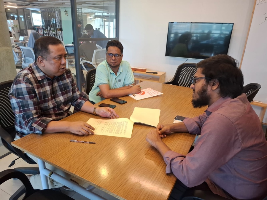 Big Businesses, Small Businesses: How biniyog.io Serves Businesses on Both Ends of the Market 5 biniyog co-founder speaking with a business owner