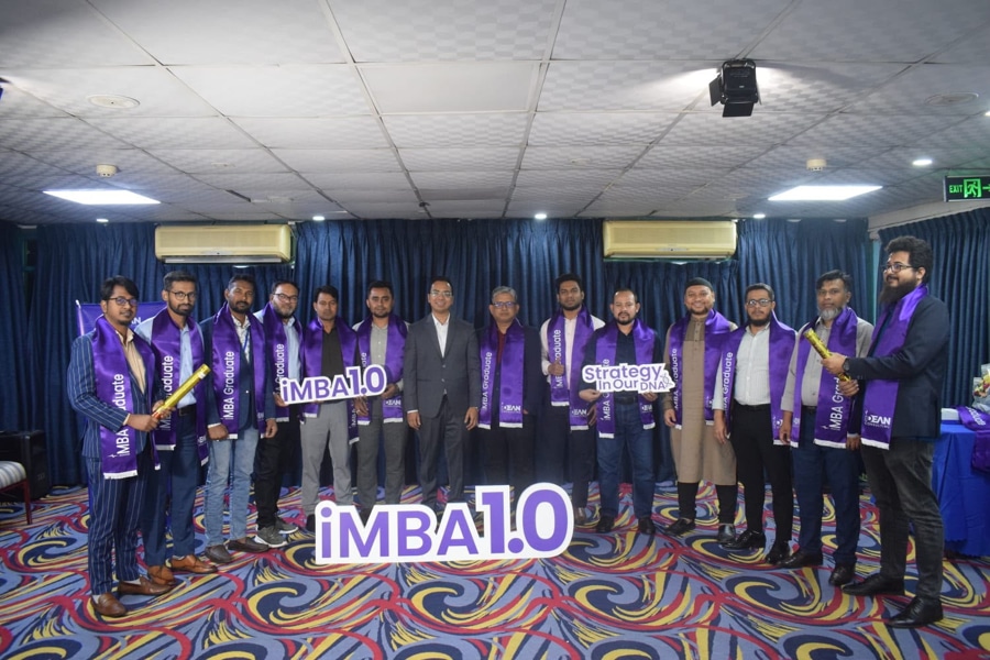 iMBA 1.0 attendees graduation ceremony